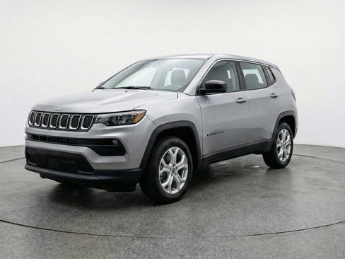Used 2025 Jeep Compass Latitude image 3