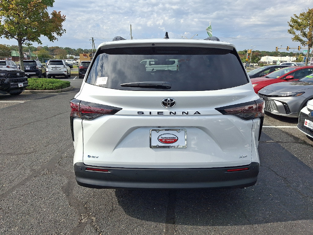 Used 2026 Toyota Sienna XLE FWD image 5