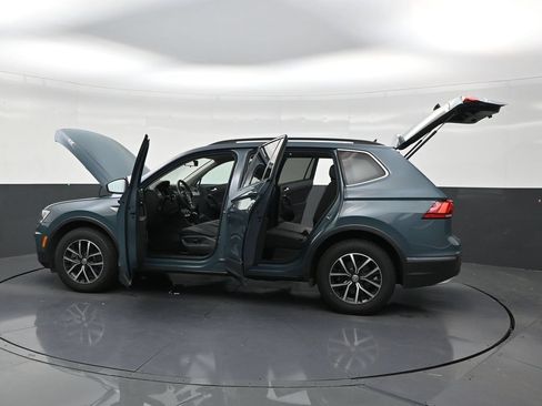 Used 2021 Volkswagen Tiguan SE w/ Panoramic Sunroof Package FWD image 30