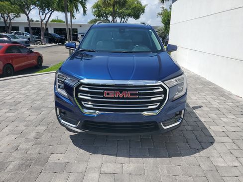 Used 2022 GMC Terrain SLT w/ Infotainment Package II FWD image 2