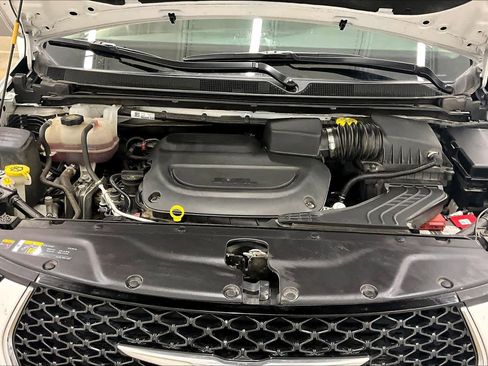 Used 2024 Chrysler Pacifica Touring-L FWD image 31