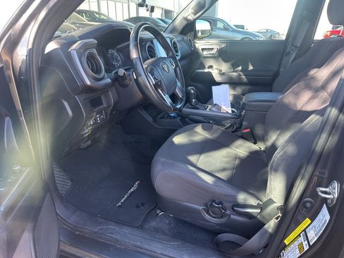 Used 2018 Toyota Tacoma TRD Sport image 5