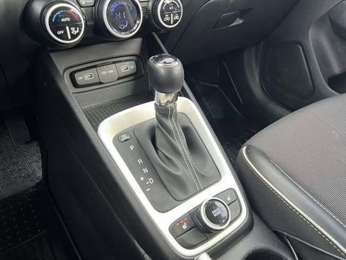 Used 2022 Hyundai Venue Limited image 30