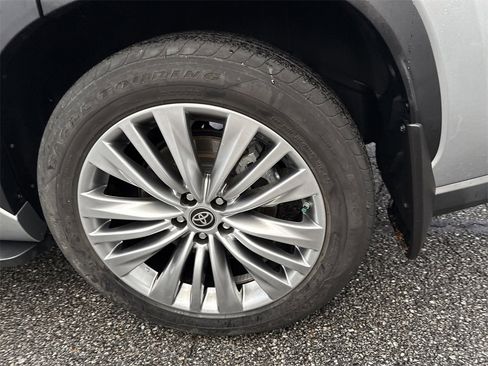 Used 2024 Toyota Highlander LE image 20