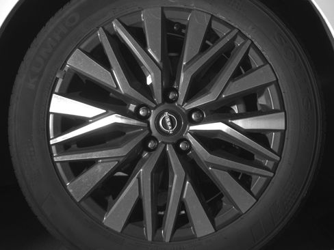 Used 2025 Nissan Altima 2.5 SV FWD image 13