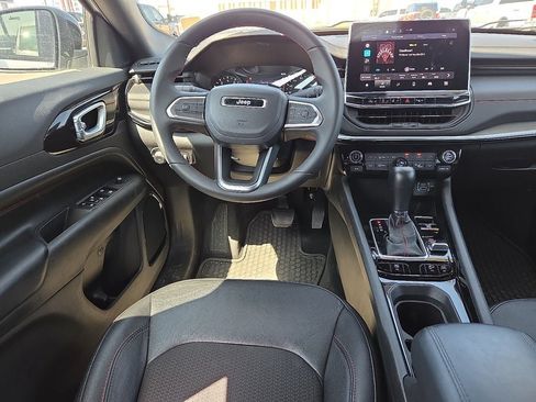 Used 2025 Jeep Compass Trailhawk AWD/4WD image 19
