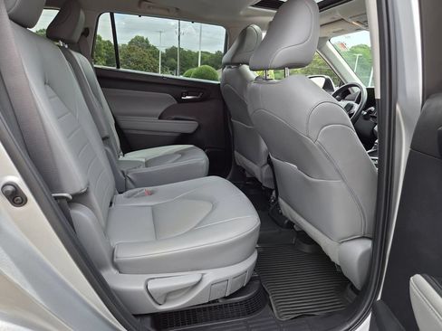 Used 2022 Toyota Highlander XLE FWD image 16