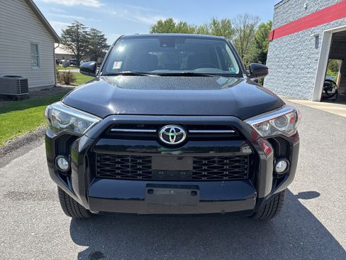 Used 2020 Toyota 4Runner SR5 AWD/4WD image 9