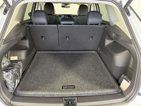 Used 2025 Volkswagen Tiguan SE image 14