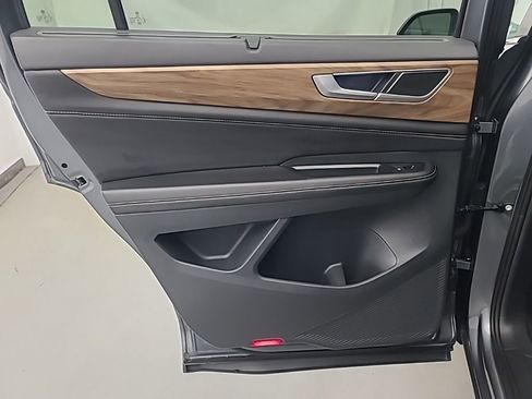 Used 2025 Volkswagen Atlas SE image 19