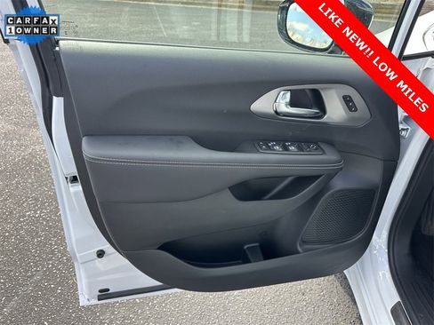 Used 2025 Chrysler Pacifica Select image 11