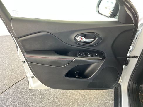 Used 2021 Jeep Cherokee Trailhawk image 12