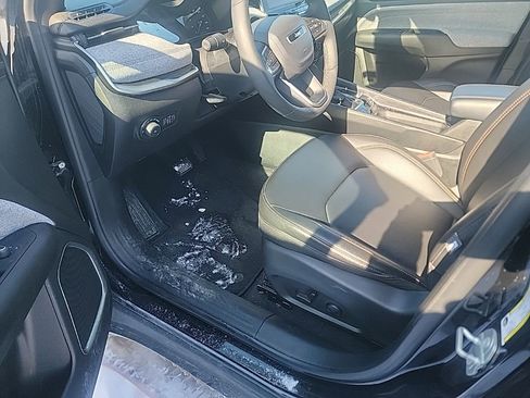 Used 2024 Jeep Compass Latitude image 11