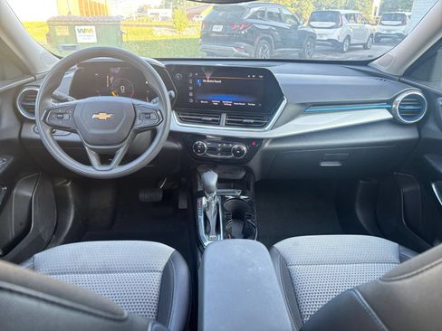 Used 2025 Chevrolet Trax LT FWD image 28