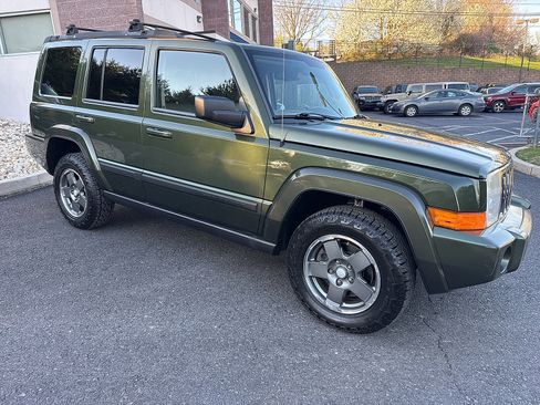 Used 2008 Jeep Commander Sport image 2