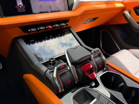 Used 2025 Lamborghini Urus Performante AWD/4WD image 29