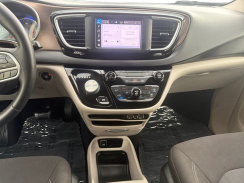 Used 2022 Chrysler Voyager LX FWD image 15