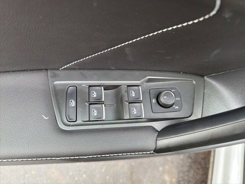 Used 2024 Volkswagen Tiguan SE image 19