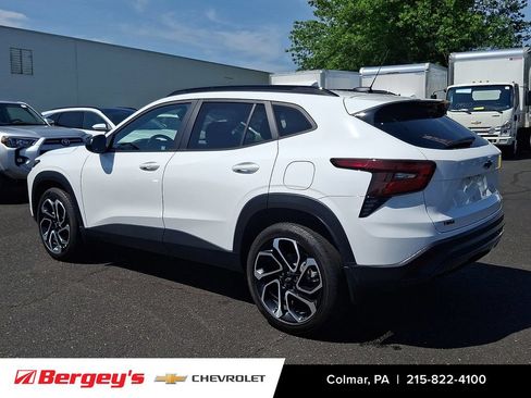 Certified 2025 Chevrolet Trax RS w/ Driver Confidence Package FWD image 8