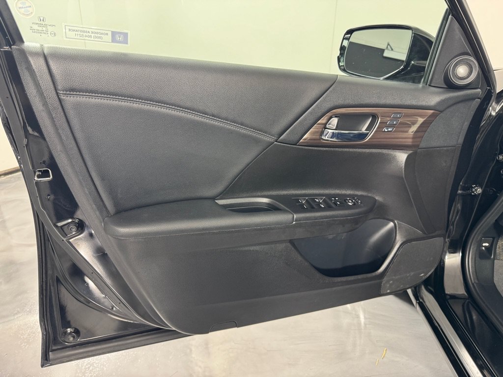 Used 2017 Honda Accord EX-L image 10