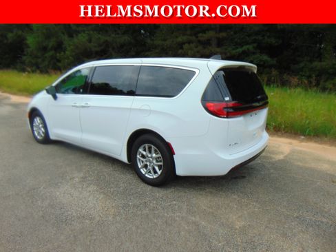 Used 2024 Chrysler Pacifica Touring-L image 9