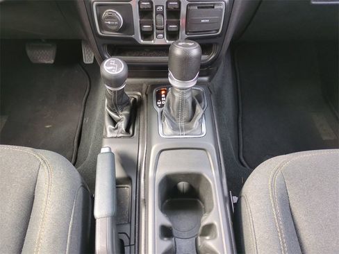 Used 2024 Jeep Wrangler Sahara image 19