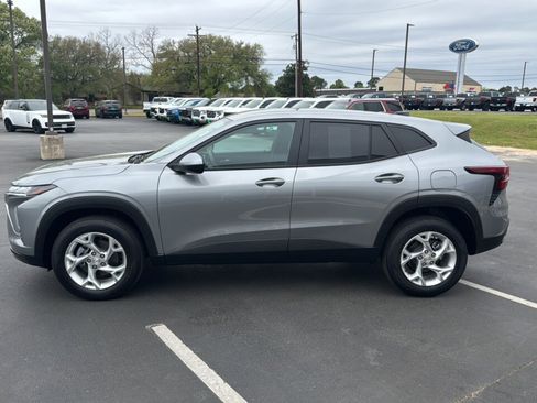 Used 2025 Chevrolet Trax LS w/ LS Convenience Package image 8