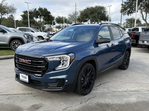 Used 2024 GMC Terrain SLE w/ Driver Convenience Package image 9