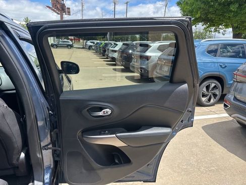 Used 2019 Jeep Cherokee Latitude w/ Popular Appearance Group FWD image 12