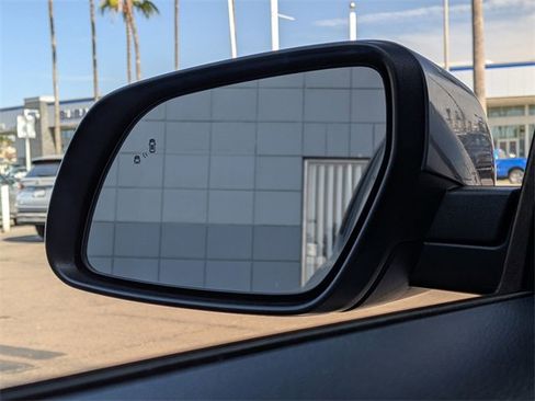 Used 2025 Hyundai Venue SEL image 27