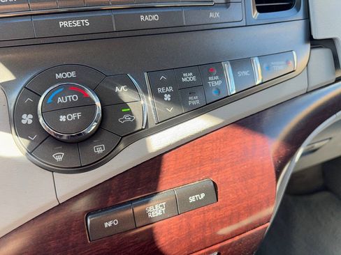 Used 2011 Toyota Sienna XLE FWD image 37