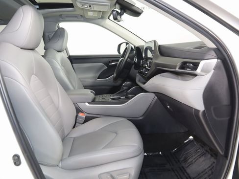 Used 2023 Toyota Highlander XLE image 13