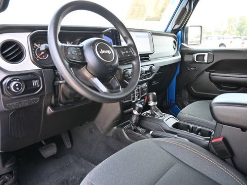 Used 2024 Jeep Gladiator Sport AWD/4WD image 13