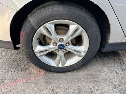 Used 2013 Ford Focus SE w/ SE Winter Pkg image 16