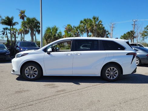 Used 2024 Toyota Sienna LE image 3
