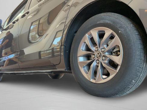 Certified 2025 Toyota Sienna XLE FWD image 42