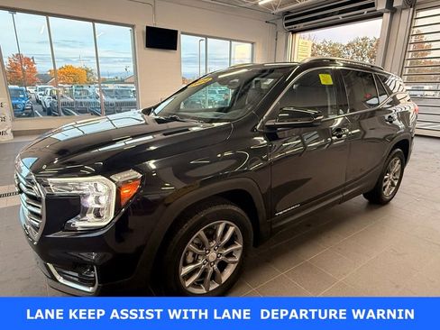 Used 2024 GMC Terrain SLT image 3