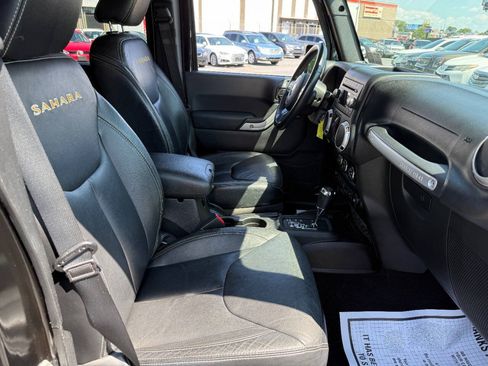 Used 2015 Jeep Wrangler Unlimited Sahara w/ Connectivity Group AWD/4WD image 31