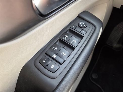 Certified 2023 Chrysler Pacifica Touring-L image 24