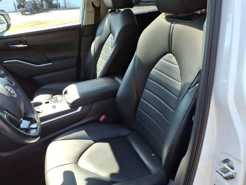 Used 2021 Toyota Highlander XLE image 16