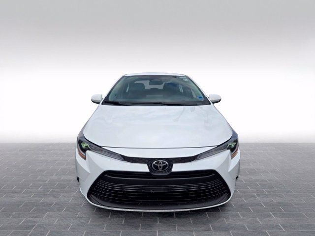 Used 2025 Toyota Corolla LE FWD image 2