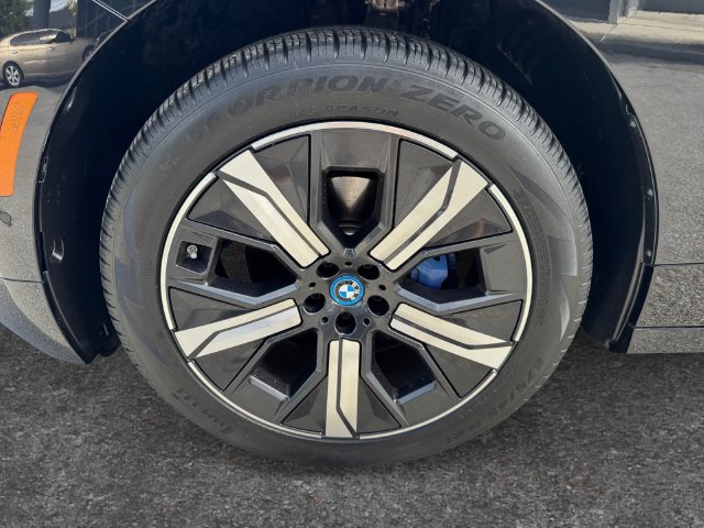 Used 2024 BMW iX xDrive50 w/ Sport Package AWD/4WD image 9