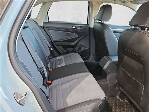 Used 2025 Volkswagen Jetta SE FWD image 17
