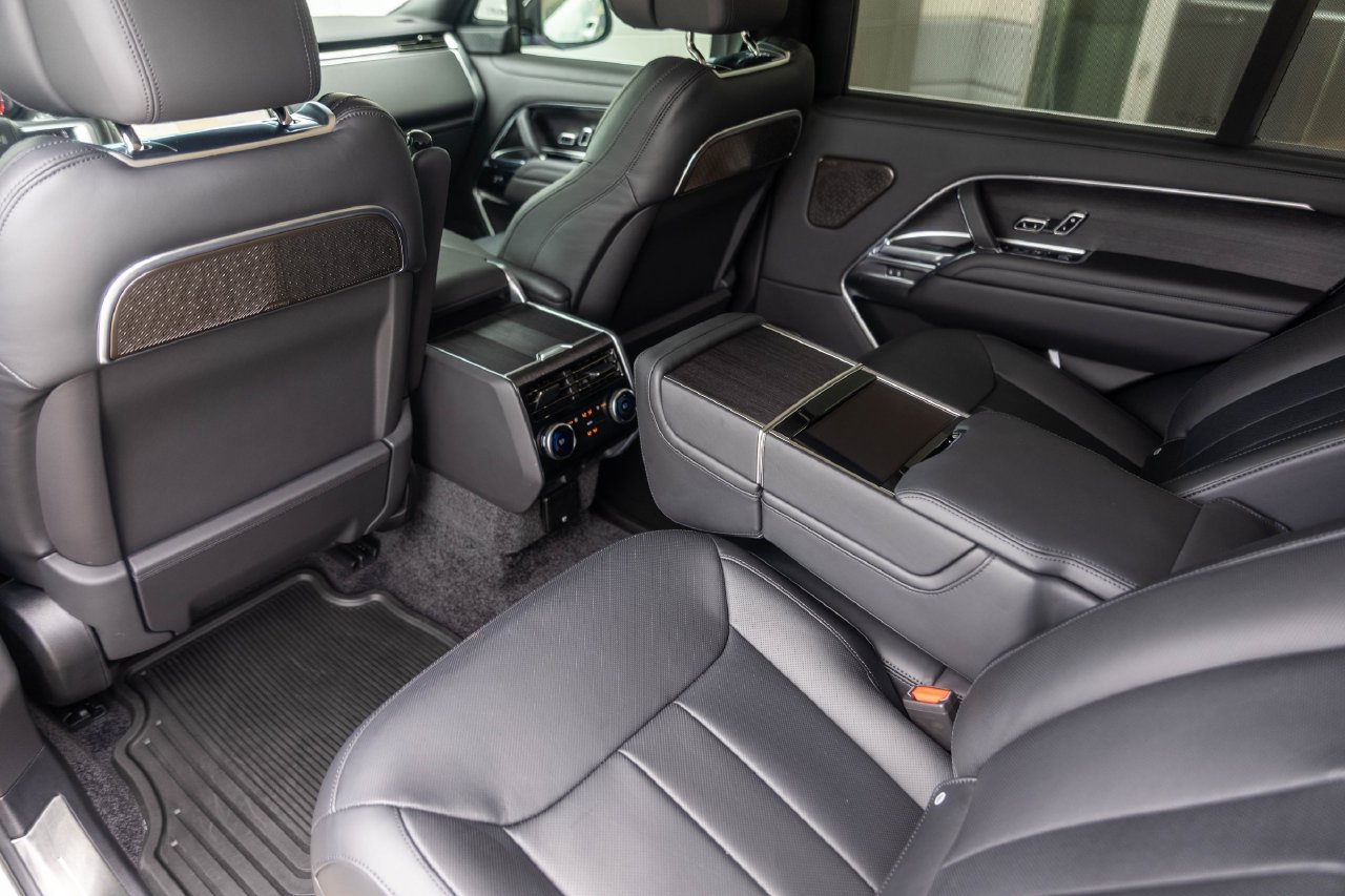 Used 2025 Land Rover Range Rover Long Wheelbase Autobiography AWD/4WD image 38