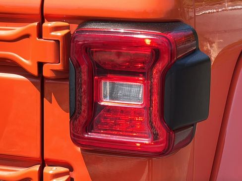 Used 2019 Jeep Wrangler Unlimited Sahara w/ LED Lighting Group AWD/4WD image 13