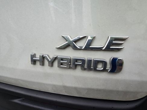 Used 2023 Toyota Sienna XLE FWD image 19