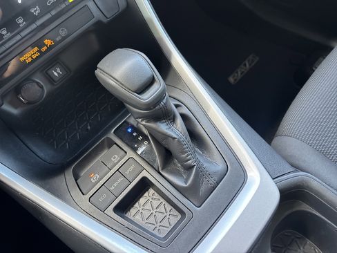 Used 2019 Toyota RAV4 LE w/ Carpet Mat Package FWD image 25
