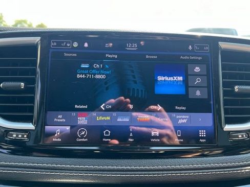 Used 2021 Chrysler Pacifica Limited AWD/4WD image 18