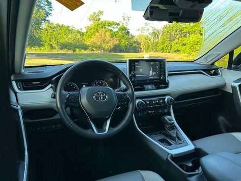 Used 2021 Toyota RAV4 XLE Premium image 12
