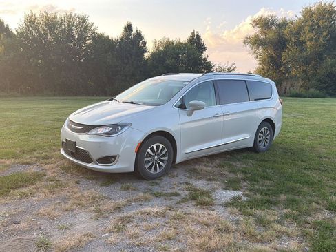 Used 2019 Chrysler Pacifica Touring-L Plus w/ Advanced Safetytec Group FWD image 2